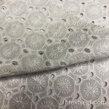 Tissu tricot blanc brodé